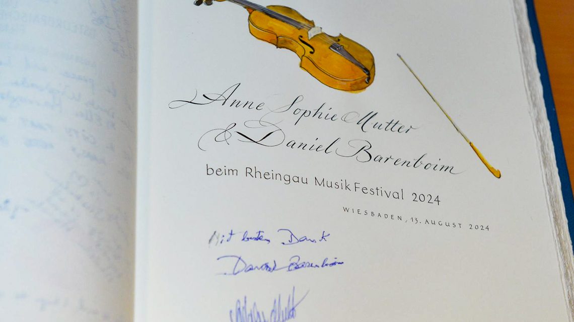 Anne-Sophie Mutter und Daniel Barenboim tragen sich in das Gästebuch der Stadt Wiesbaden ein