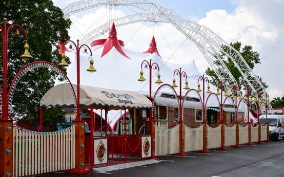 Das Zelt steht, kleine Nachbesserungen und die Vorstellungen laufen: Der Einlass zum Circus Barelli.