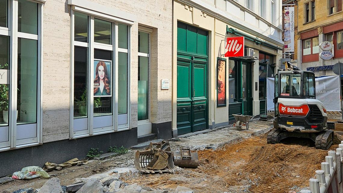 Ellenbogengasse wird grunderneuert. Bagger stehen bereit.