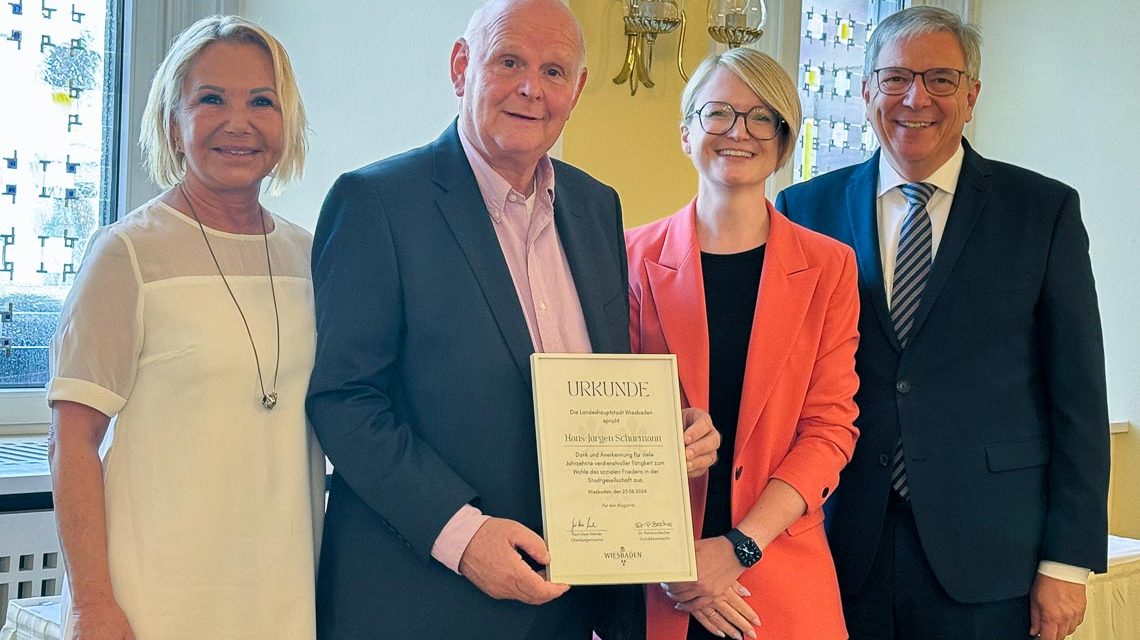 Im Bild, die Leiterin des Amts für Soziale Arbeit Ariane Würzberger, Hans-Jürgen Schürmann, Dr. Patricia Becher und Oberbürgermeister Gert-Uwe Mende.