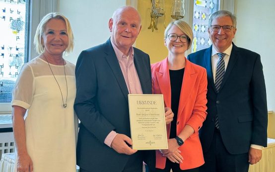 Im Bild, die Leiterin des Amts für Soziale Arbeit Ariane Würzberger, Hans-Jürgen Schürmann, Dr. Patricia Becher und Oberbürgermeister Gert-Uwe Mende.