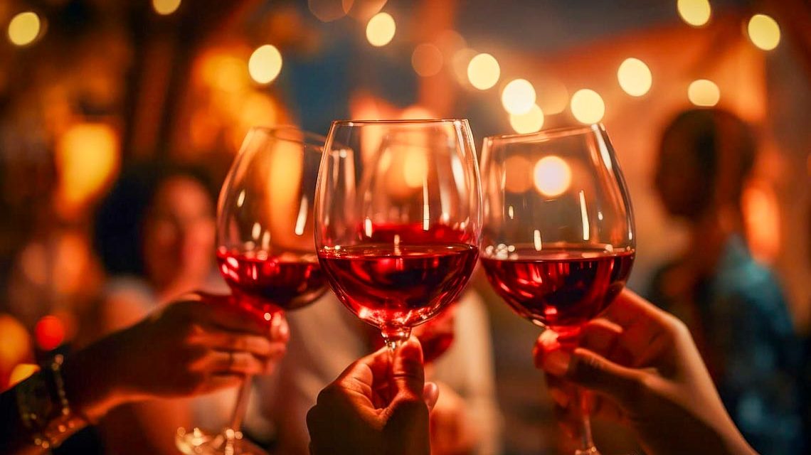 Mainzer Weinmarkt, Symbolbild. Drei Gläser mit Wein prosten sich zu.