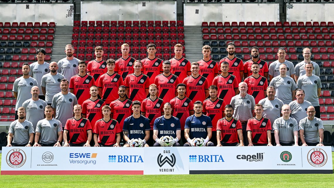 Mannschaftsfoto SV Wehen Wiesbaden zur Saison 2024.2025. Mit den Neuzugängen Moritz Flotho (SC Paderborn 07) Ivan Franjić (Würzburger Kickers) Tarik Gözüsirin (VfB Lübeck) Fabian Greilinger (TSV 1860 München) Florian Hübner (1. FC Nürnberg) Justin Janitzek (FC Bayern München II) Ryan Johansson (SC Freiburg) Fatih Kaya (VV St. Truiden) Orestis Kiomourtzoglou (SpVgg Greuther Fürth) Felix Luckeneder (LASK) Marius Wegmann (Würzburger Kickers) Ole Wohlers (FC Teutonia 05 Ottensen)