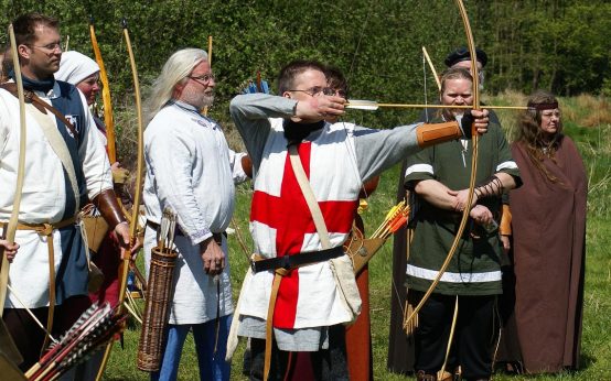 Burgfest in Frauenstein, mit Bogenschießen.