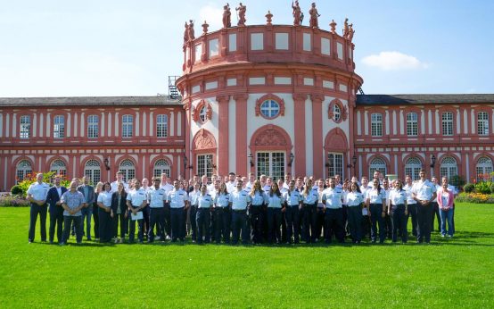 Polizeikommissare treten ihren Dienst an: Verabschiedung in den Dienst.