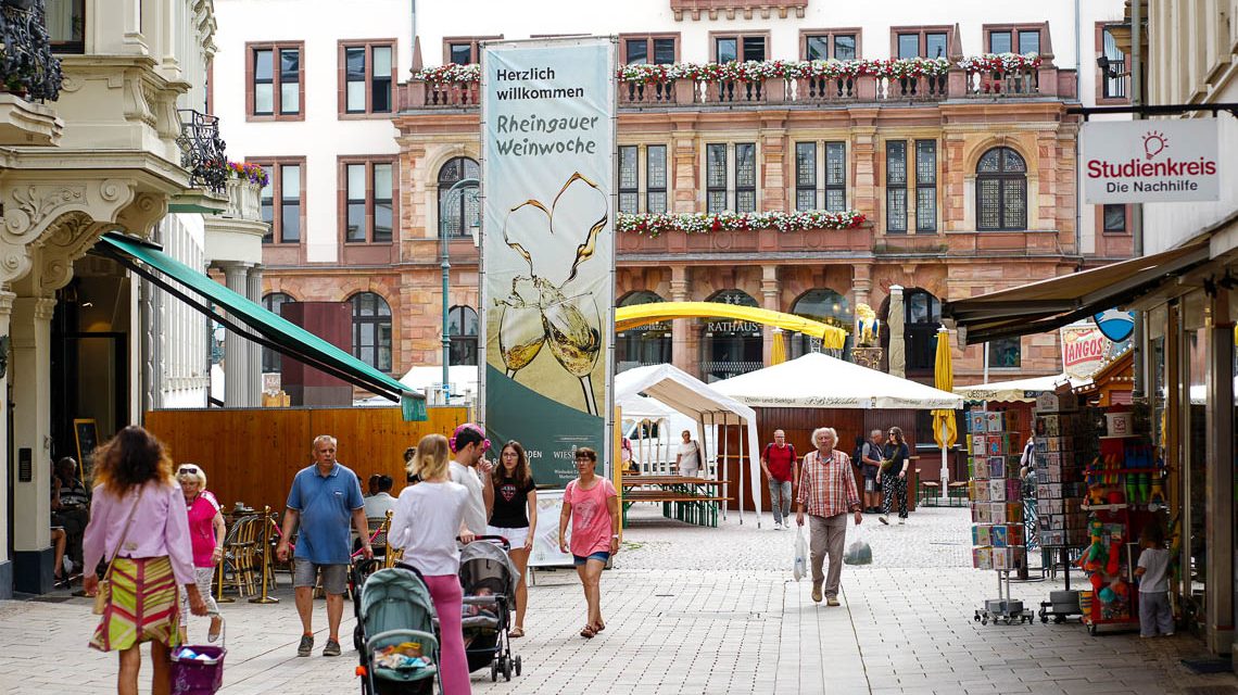 Wiesbaden stellt die Zeichen auf Rheingauer Weinwoche.