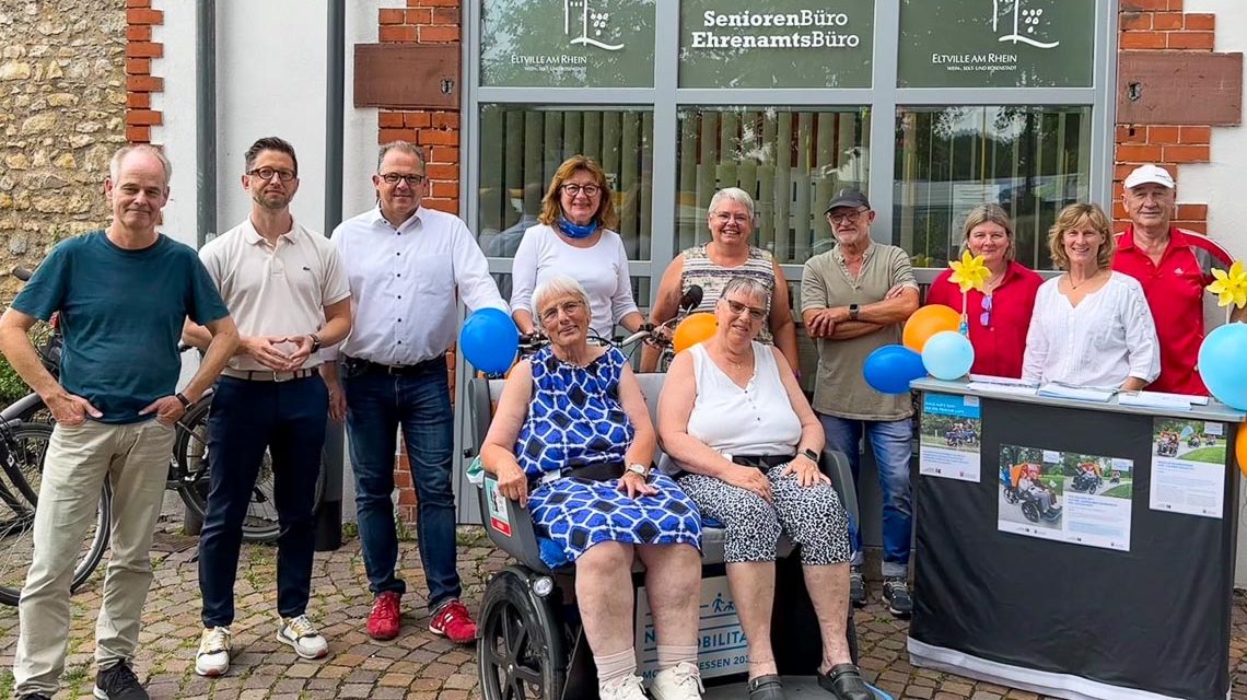 Rikschafahrten: (2.v.l.) Amtsleiter für Soziales Thomas Speth, Bürgermeister Patrick Kunkel und die Rikschapilotinnen und -piloten (v.l.n.r.) Claus-Jürgen Steins, Erika Mager, Karin Müller, Jochen Mayerhofer, Anja Krell, Andrea Derstroff