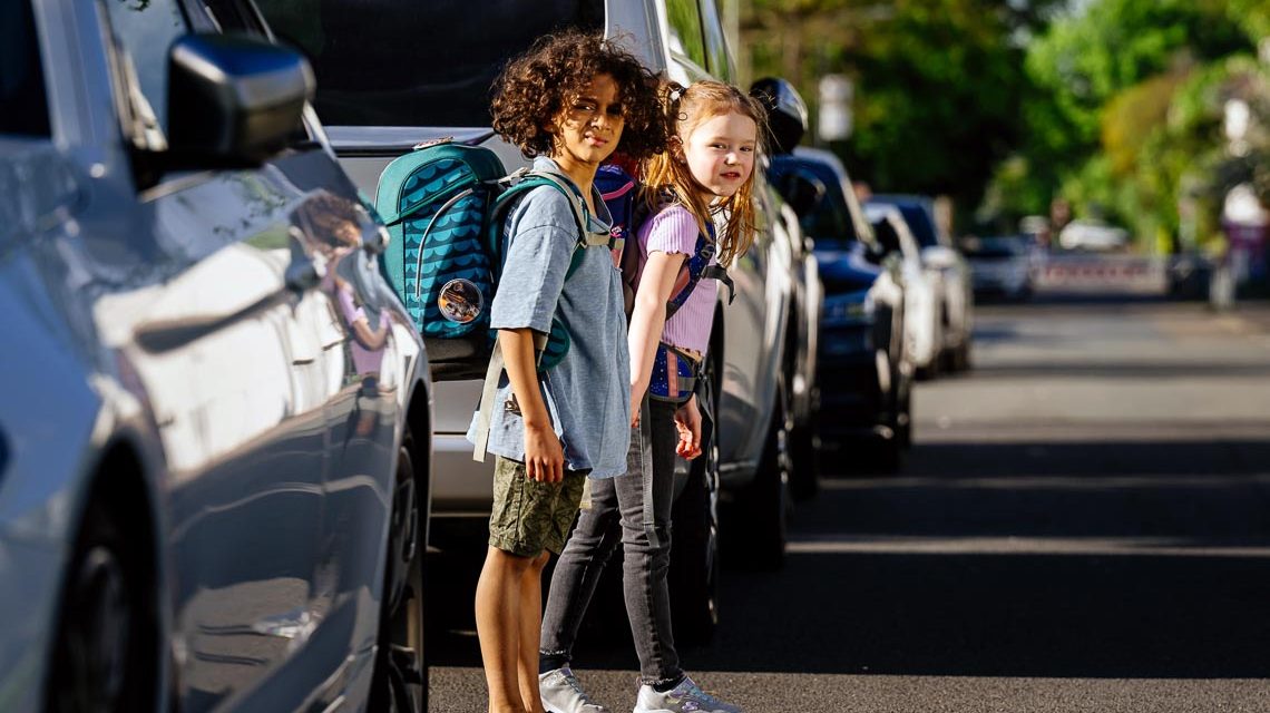 Parkende Autos können zum Sichthindernis für den Schulweg werden.