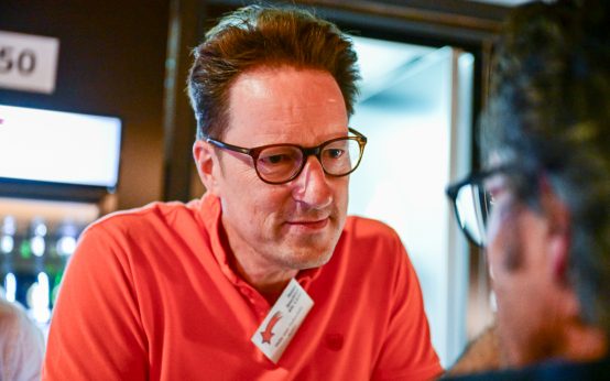 Thilo von Debschitz am Weinstand vom Wiesbadener Kurier.