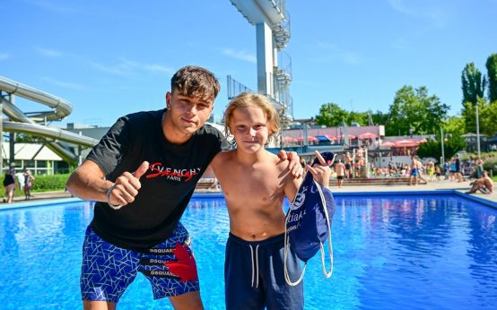 Freibad Kleinfeldchen: Max und Maru sind Siegertypen. Sie entschieden den Sprungwettbewerb für sich.