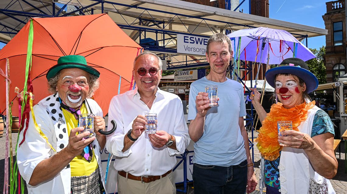 Wasserglas: Mit guter Laune für einen guten Zweck (v. l.): Herr Dr. Pustekuchen, Ralf Schodlok, Michael Spengler und Frau Dr. Sauerkraut.