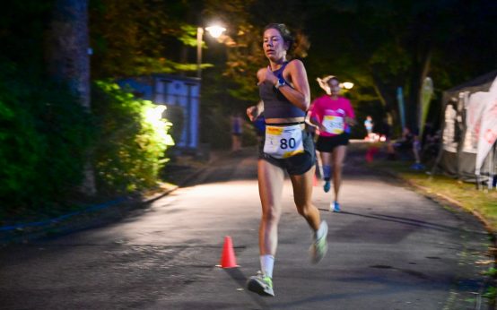 Mit großen Schritten geht es bei 25-Stunden-Lauf in die Nacht.