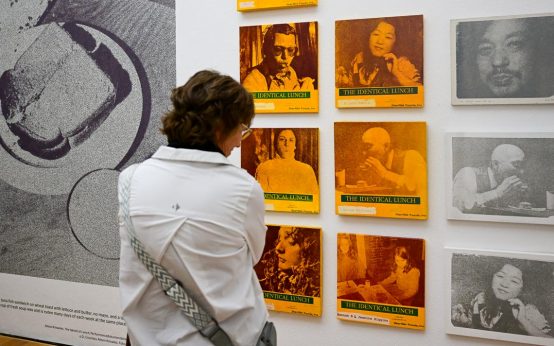 Streifzug durch die Ausstellung von Alison Knowles: mit dem Seniorenbeirat.