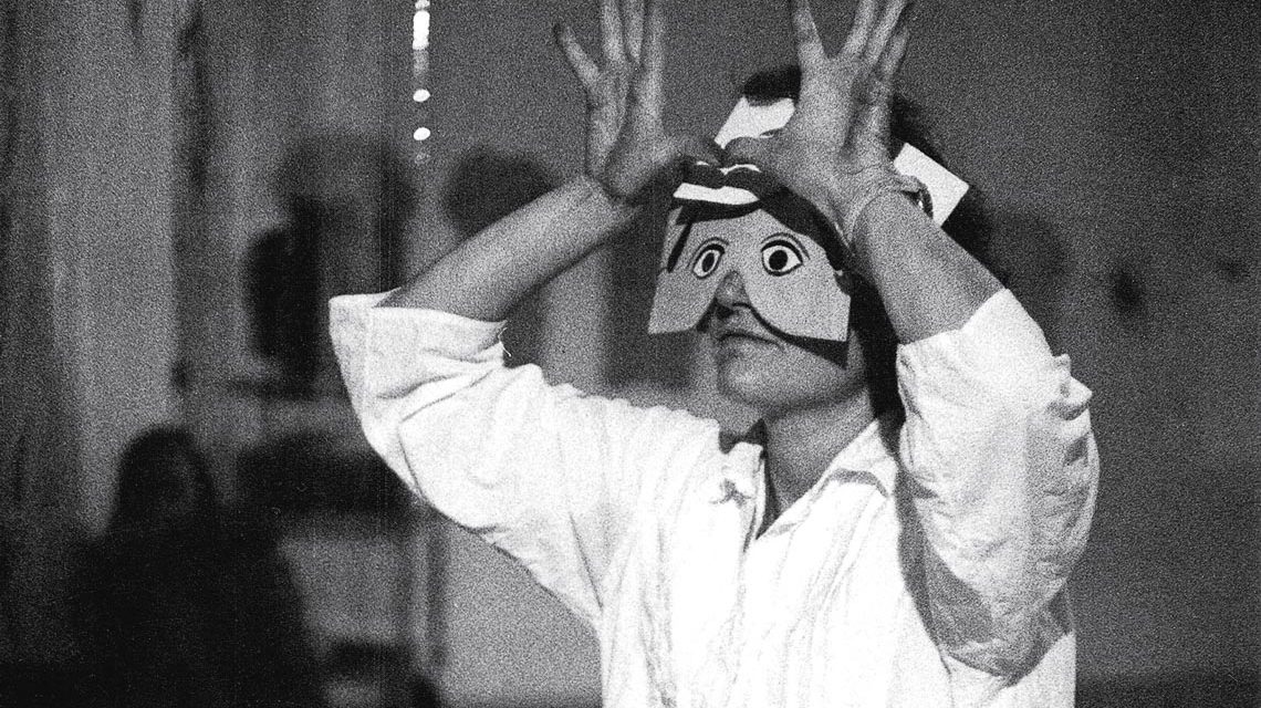 Wie Knowles mit Papier, Reis und Alltagspoesie die Kunstwelt auf den Kopf stellt