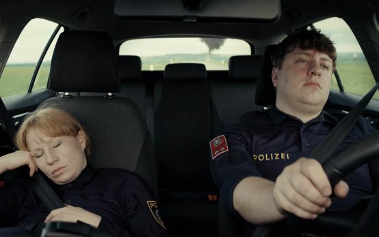 Auf Streife im Weinviertel in Österreich: Die Polizeikollegen Andrea (li., Birgit Minichmayr) und Georg (re. Thomas Schubert). (© Majestic)