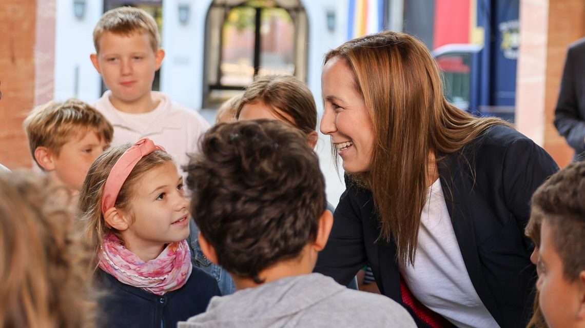 Astrid Wallmann begrüsst die Kinder am Wetkindertag