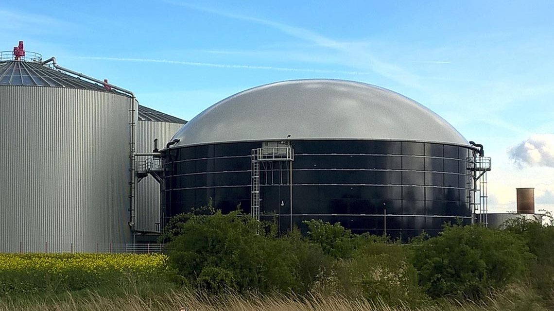 Biogasanlage auf dem Land, Behälter, Faulen.