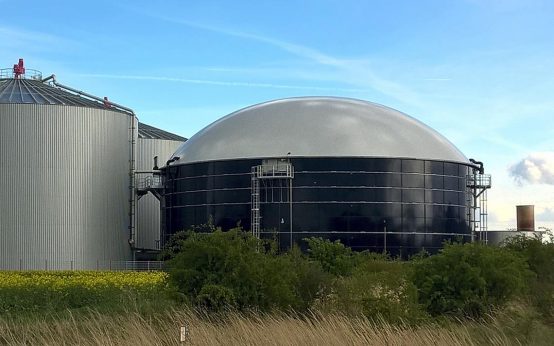 Biogasanlage auf dem Land, Behälter, Faulen.