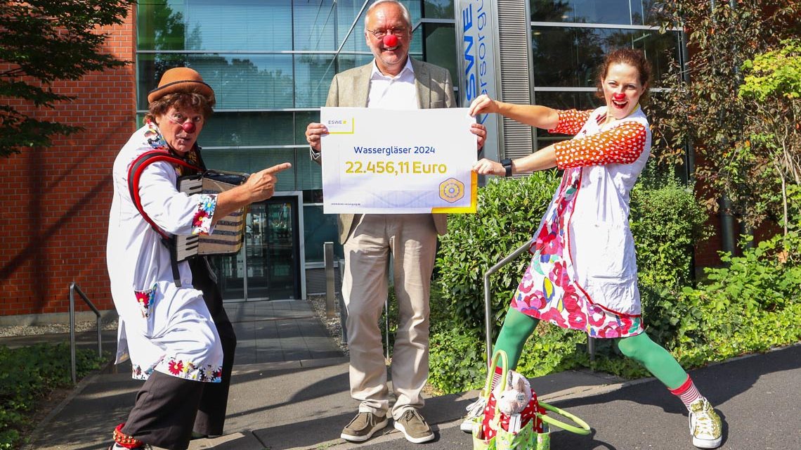 ESWE Vorstandsvorsitzender Raf Schodlok präsentiert mit den Clown Doktoren einen Spendenrekord.