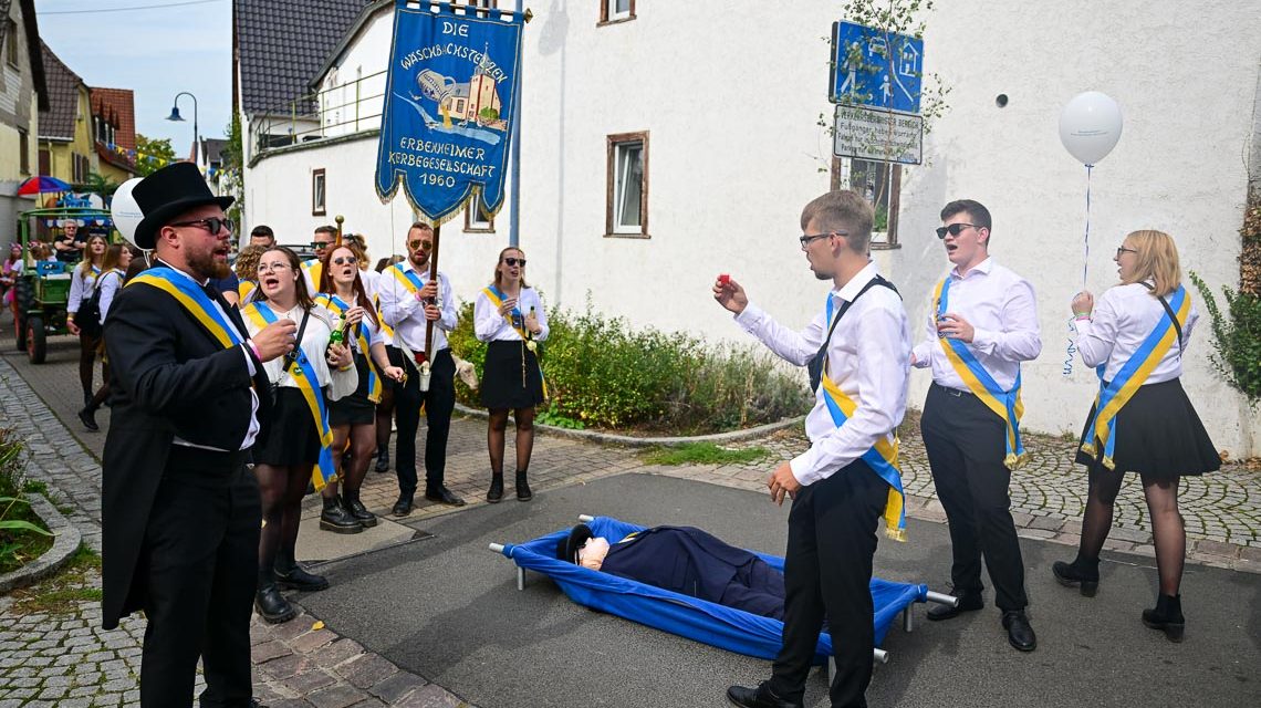 Kerbevadder Cedrik Freiberger bedankt sich für Speis und Trank. Kerbeumzug