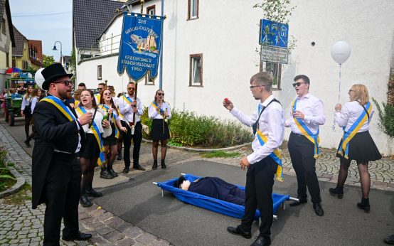 Kerbevadder Cedrik Freiberger bedankt sich für Speis und Trank. Kerbeumzug