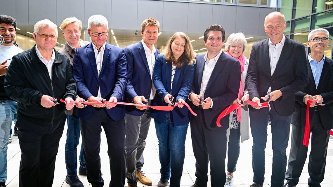 Friedrich Ebert Schule: Andreas Guntrum, Christoph Golla, Andreas Kowol, Andreas Kirschner, Silke Fischer, Dr. Hendrik Schmehl, Dorothée Müller Andes, Dr. Gerhard Obermayr, Marian Rincon (v.l.n.r.) schneiden das Band durch!