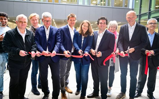Friedrich Ebert Schule: Andreas Guntrum, Christoph Golla, Andreas Kowol, Andreas Kirschner, Silke Fischer, Dr. Hendrik Schmehl, Dorothée Müller Andes, Dr. Gerhard Obermayr, Marian Rincon (v.l.n.r.) schneiden das Band durch!