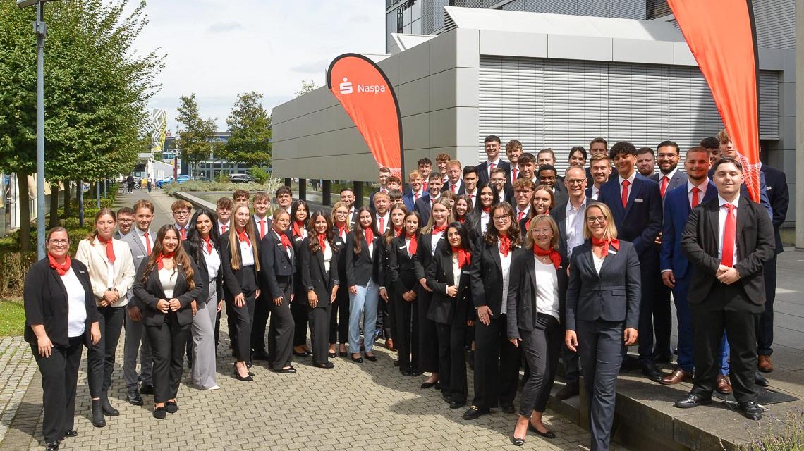 Naspa-Vorstandsvorsitzender Marcus Nähser (rechts ohne Krawatte) begrüßt anlässlich der Einführungstage die neuen Azubis der Naspa