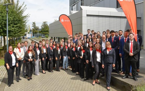 Naspa-Vorstandsvorsitzender Marcus Nähser (rechts ohne Krawatte) begrüßt anlässlich der Einführungstage die neuen Azubis der Naspa