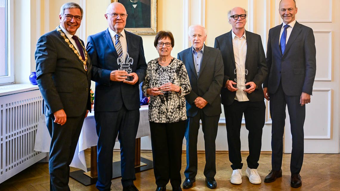 OB Gen-Uwe Mende, Professor Dr. Thomas Weber, Ehepaar Breuer, Klaus Kosmehl erhielten die Wiesbadener Lilie.