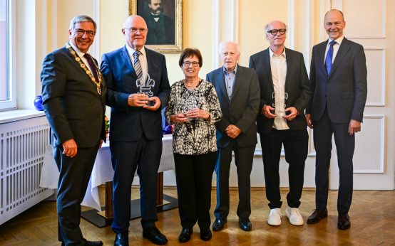 OB Gen-Uwe Mende, Professor Dr. Thomas Weber, Ehepaar Breuer, Klaus Kosmehl erhielten die Wiesbadener Lilie.