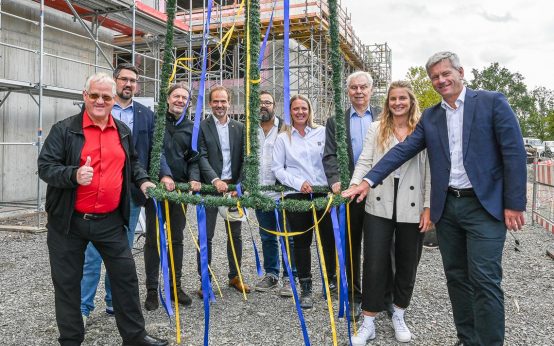 SEG Geschäftsführer Andreas Guntrum und Baudezernent Andreas Kowol umrahmen Lehrer und Ortsvorsteher Volland.