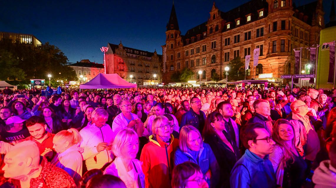 Zuschauer beim Stadtfest 2023. So wird es auch bei Rodgau Monotones sein.