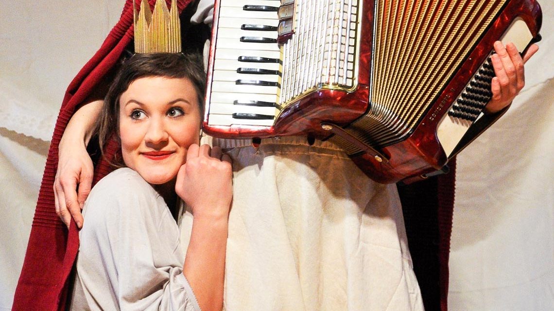 Das Traumfresserchen zu Besuch in Wiesbadener Stadtbibliotheken mit dem Theater Herzeigen.