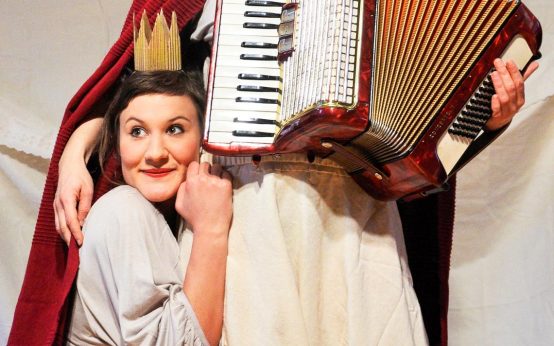 Das Traumfresserchen zu Besuch in Wiesbadener Stadtbibliotheken mit dem Theater Herzeigen.