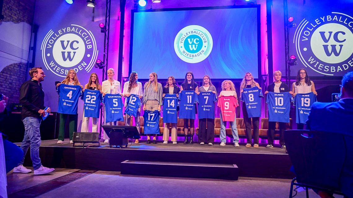 VC Wiesbaden, Mannschaft 2024.2025: Rachel Anderson, Tanja Großer, Hannah Hartmann, Nina Herelová, Celine Jebens, Ana-Marija Jonjev, Gréta Kiss, Olivia Rusek, Rene Sain, Anneclaire Ter Brugge, Jonna Wasserfaller, Adriana Wełna