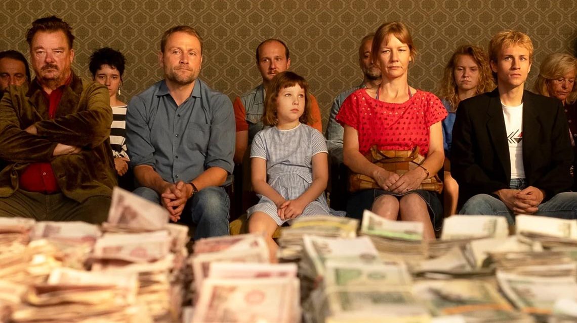 Bild: Sandra Hüller, Max Riemelt, Ronald Zehrfeld, Peter Kurth, Ursula Werner, Martin Brambach, Kathrin Wehlisch, Anselm Haderer, Lotte Shirin Keiling, Olli Dietrich