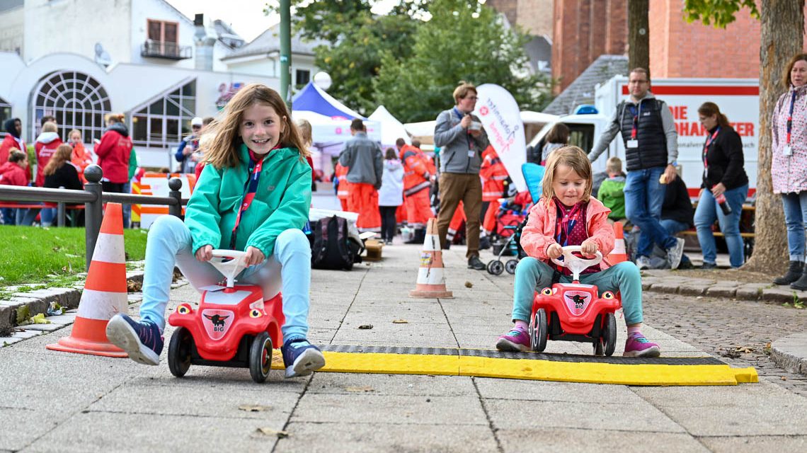 Bobbycar-Rennen beim Weltkindertagsfest.