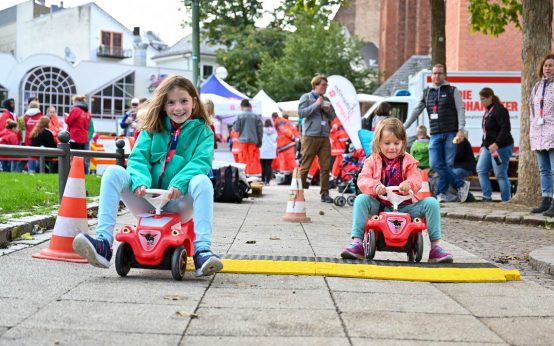 Bobbycar-Rennen beim Weltkindertagsfest.