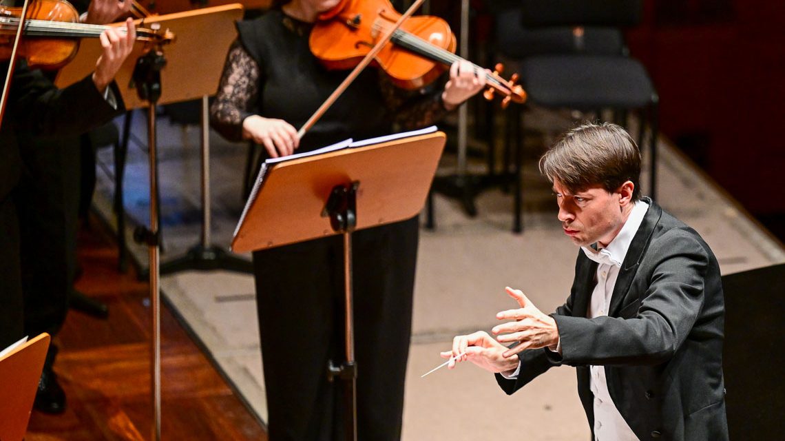 Leo McFall, neuer Generalmusikdirektor in Wiesbaden, dirigiert das 1. Sinfonieorchester.
