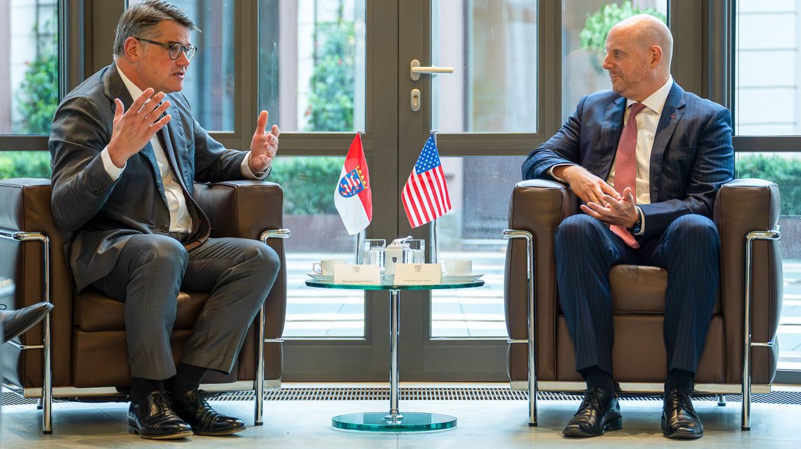 Ministerpräsident Boris Rhein hat am Montag in der Wiesbadener Staatskanzlei den neuen amerikanischen Generalkonsul Brian Heath empfangen