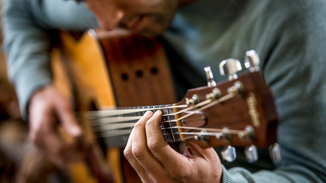 Gitarrenkonzert / Gitarre spielen lernen leicht gemacht: JelGi.
