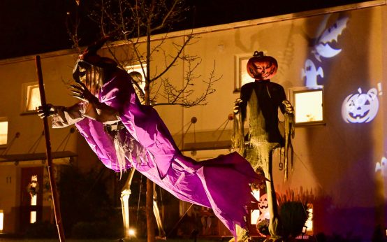 Die amerikanische Aukamm-Siedlung bereitet sich auf Halloween vor.