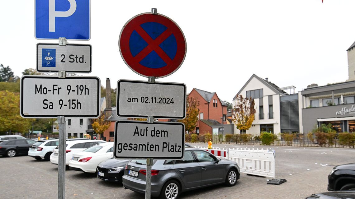 Hofgartenplatz für Markierungsarbeiten vorbereitet.