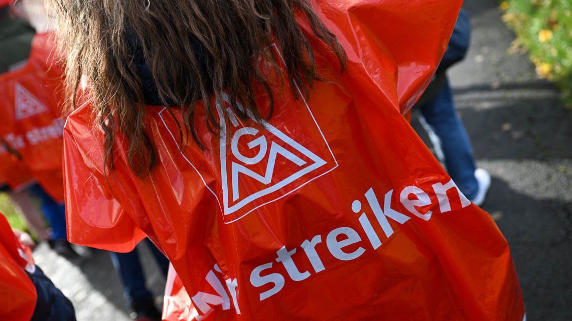 IG Metall streikt und ruft zum Arbeitskampf auf. Auf der Theodor-Heuss-Brücke