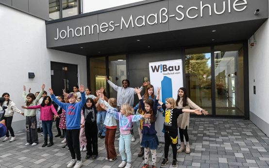 Kinder haben für die Eröffnung der Johannes-Maaß-Schule eine Aufführung vorbereitet.