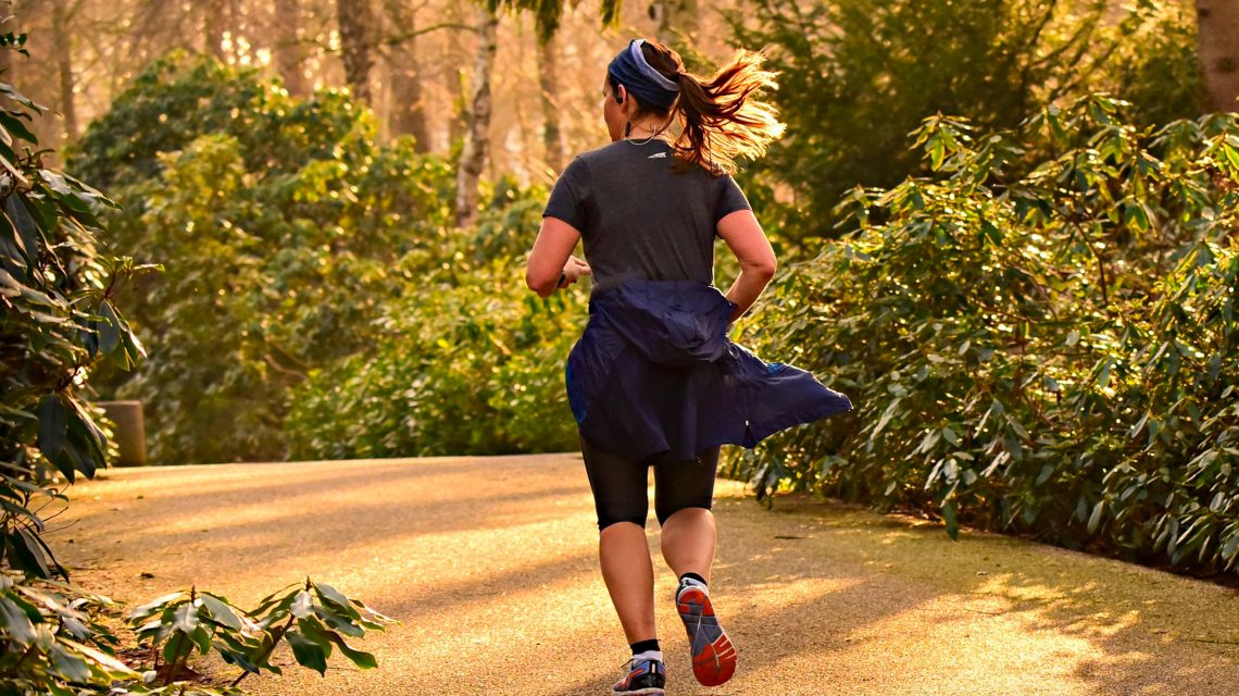 Bewegen in der Natur, Sofort treiben, eine Frau. Trainingsergebnisse vmir SARMs optimieren.