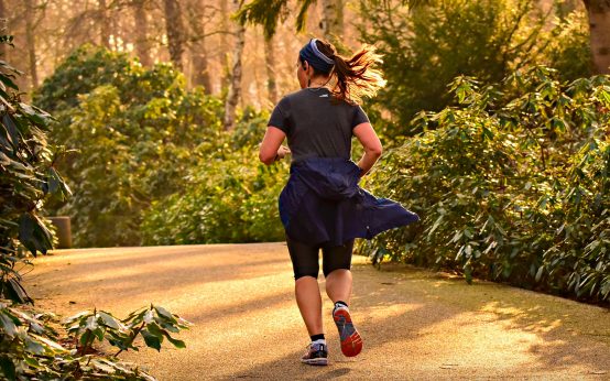 Bewegen in der Natur, Sofort treiben, eine Frau. Trainingsergebnisse vmir SARMs optimieren.