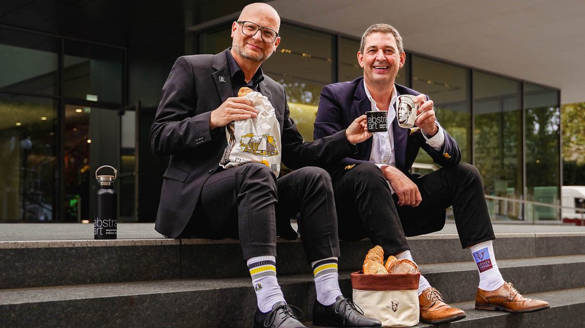 mre Gründungsdirektor Dr. Oliver Kornhoff und Martin Dries, Geschäftsführer von Bäcker Dries präsentieren Brötchentüten-Style.