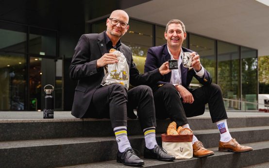 mre Gründungsdirektor Dr. Oliver Kornhoff und Martin Dries, Geschäftsführer von Bäcker Dries präsentieren Brötchentüten-Style.